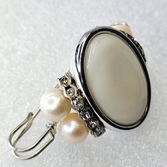 White Oval Brooch with Faux White Pearls Pin - Picture 2 of 8